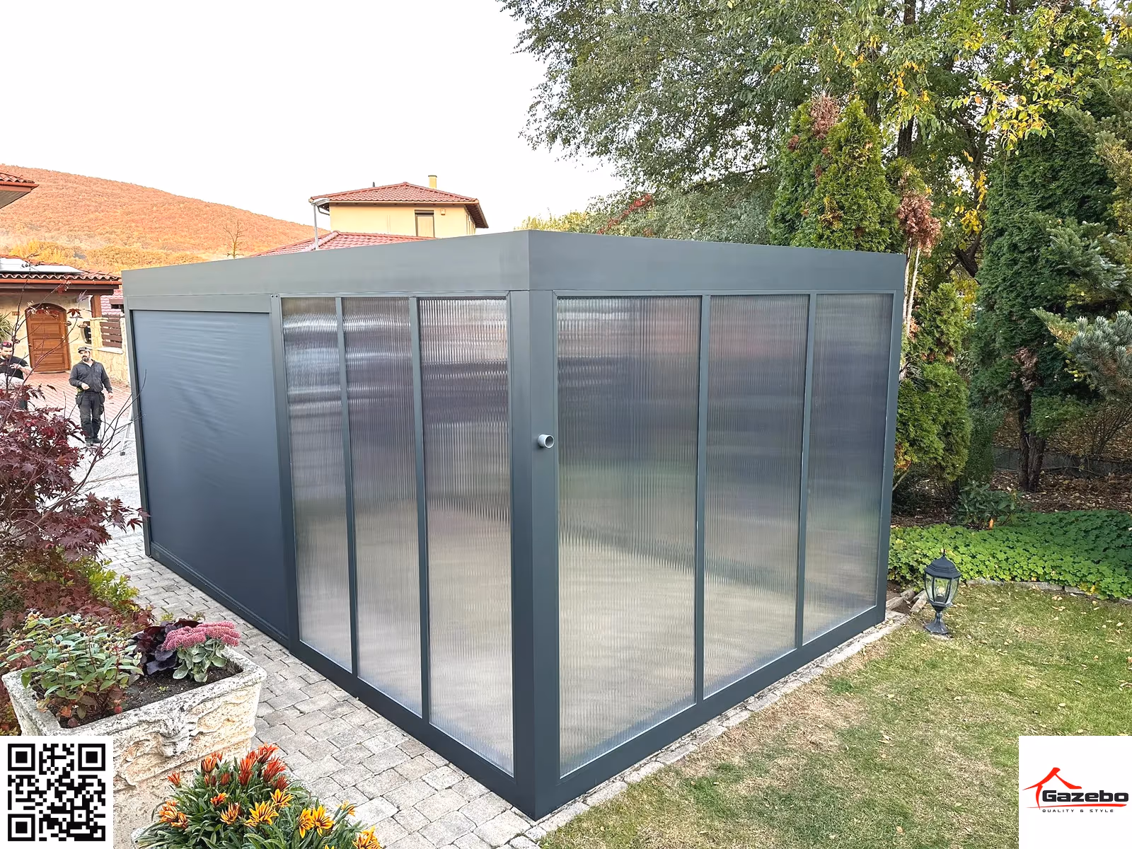 Moderner weißer Aluminium-Carport neben einem Haus