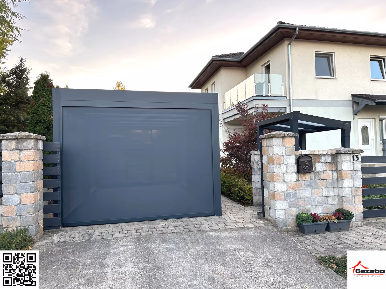 Aluminium-Carport für zwei Autos im Garten eines Einfamilienhauses