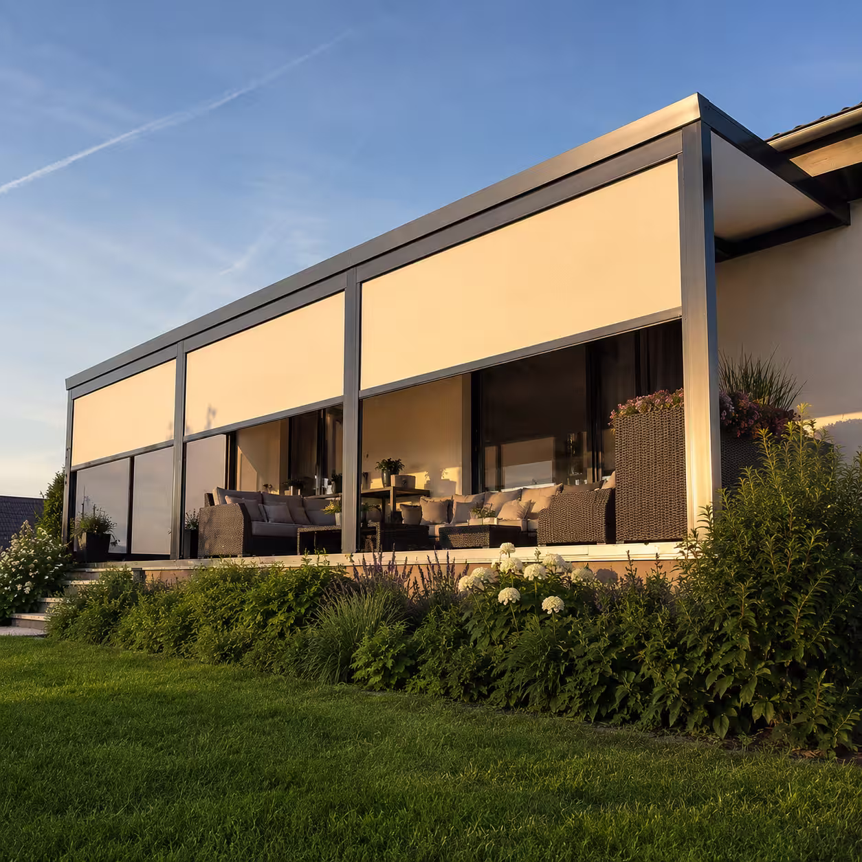 Aluminiumpergola Economic Class mit Screen-Markisen im Garten