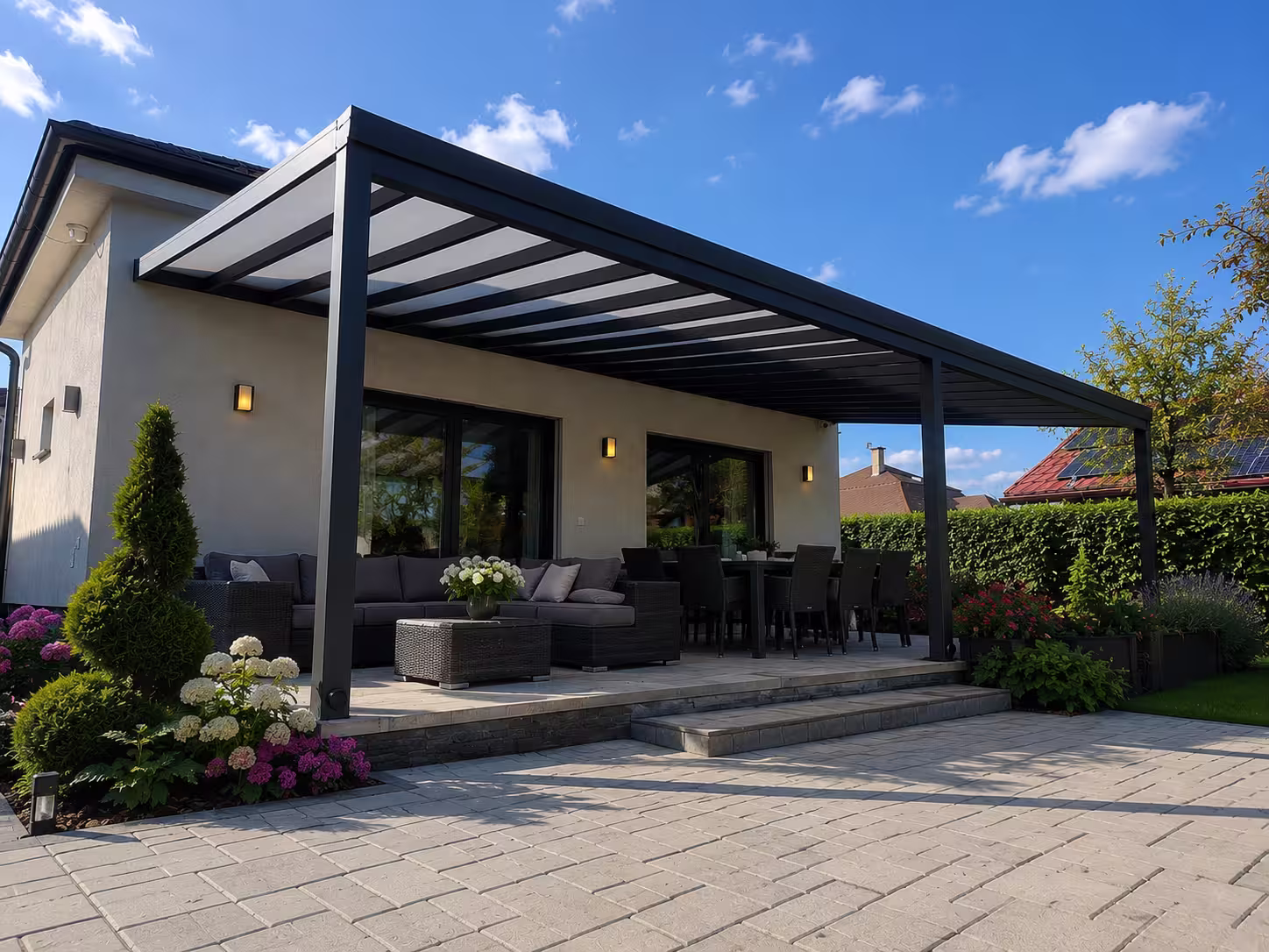 Aluminiumpergola Economic Class auf der Terrasse eines Einfamilienhauses