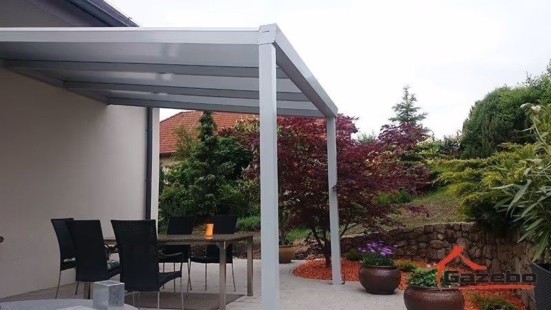 Aluminiumpergola Economic Class mit Essplatz auf dem Rasen