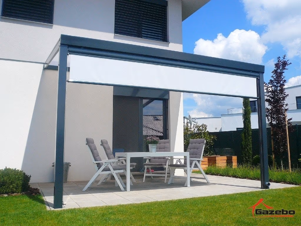 Aluminiumpergola Economic Class bei einem modernen weißen Haus