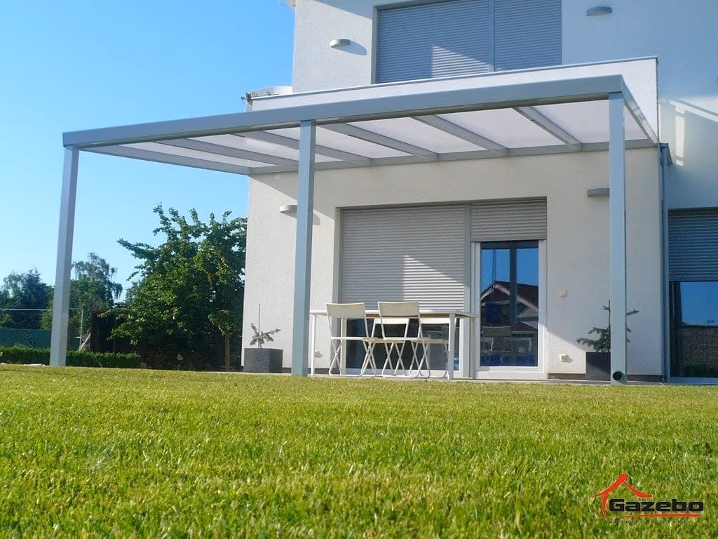 Aluminiumpergola Economic Class bei einem Haus mit Balkon