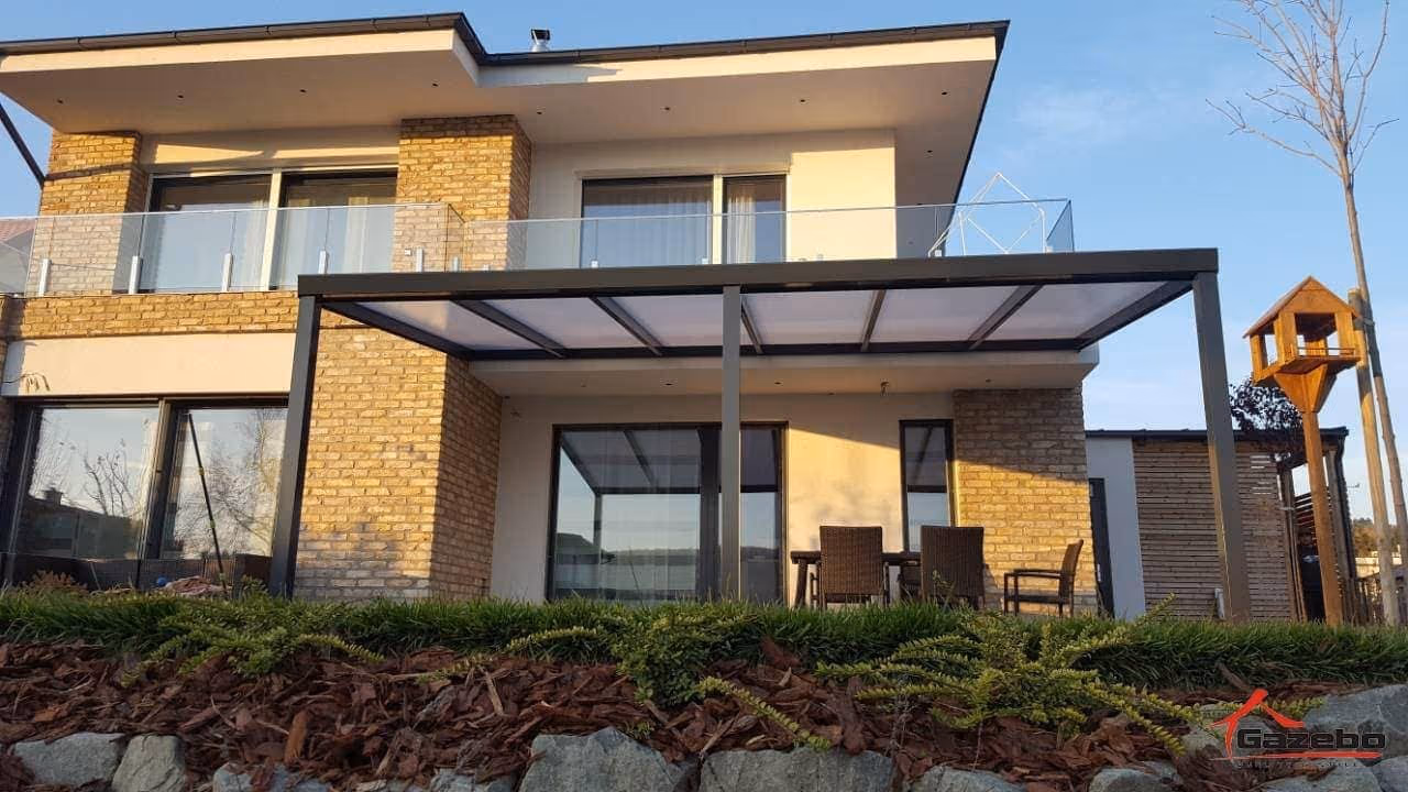 Aluminiumpergola Economic Class bei einem Einfamilienhaus aus Ziegel