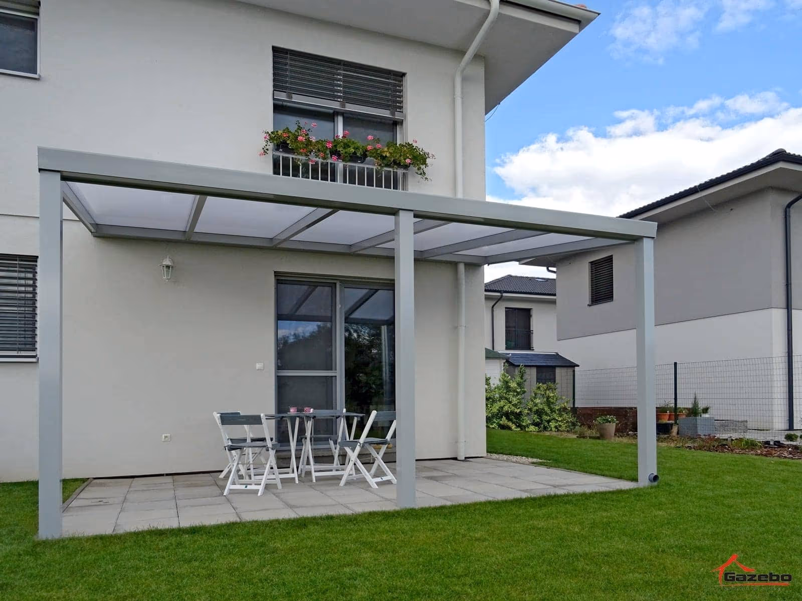 Anthrazitfarbene Aluminiumpergola Economic Class bei einem modernen, kubischen Haus