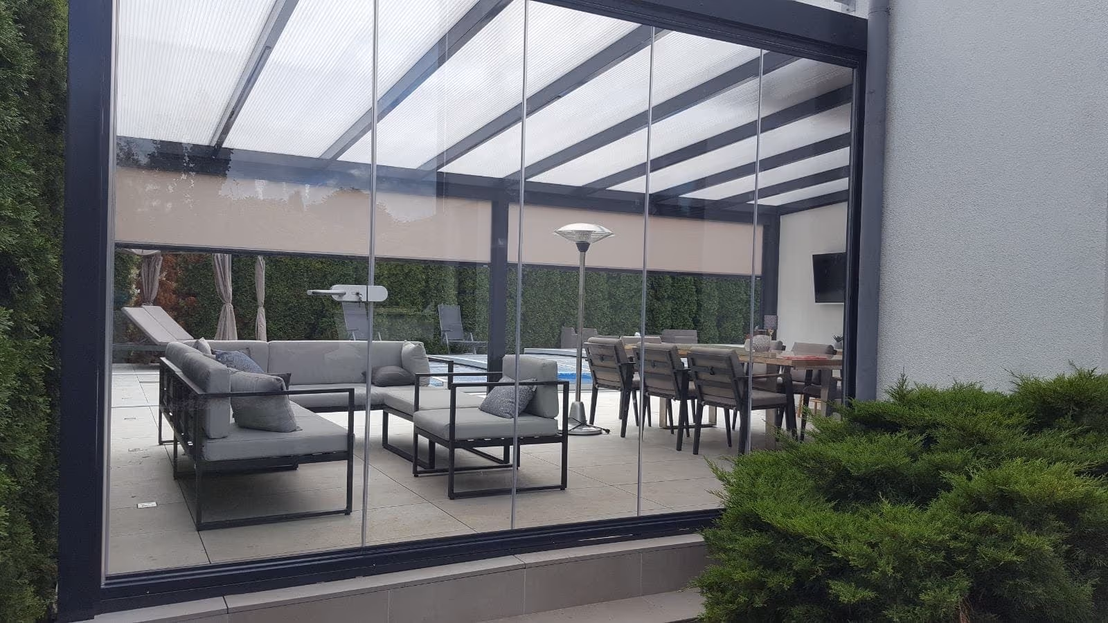 Beleuchtete Aluminiumpergola Economic Class in der Abenddämmerung