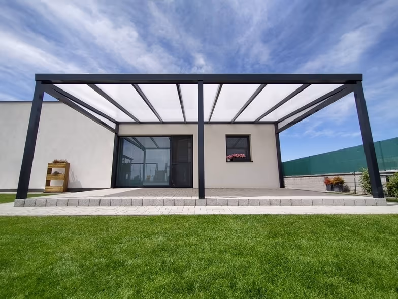 Aluminiumpergola Economic Class über einer Terrasse mit Lavendelbeet