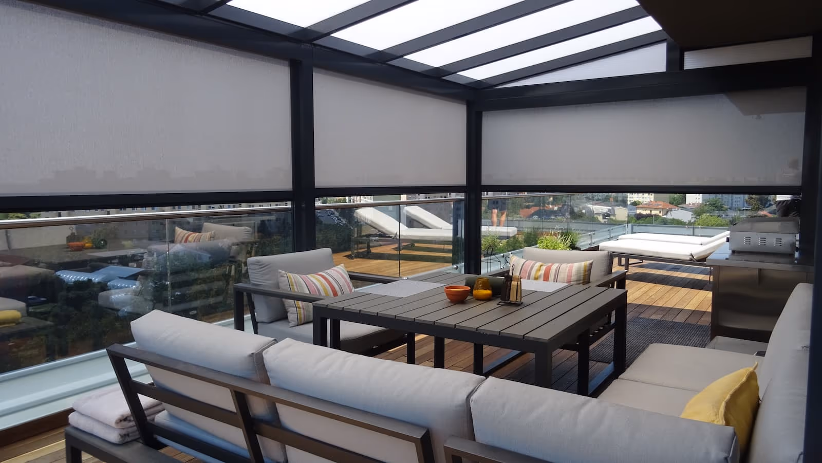 Aluminiumpergola Economic Class am Gartenweg mit Blumentöpfen