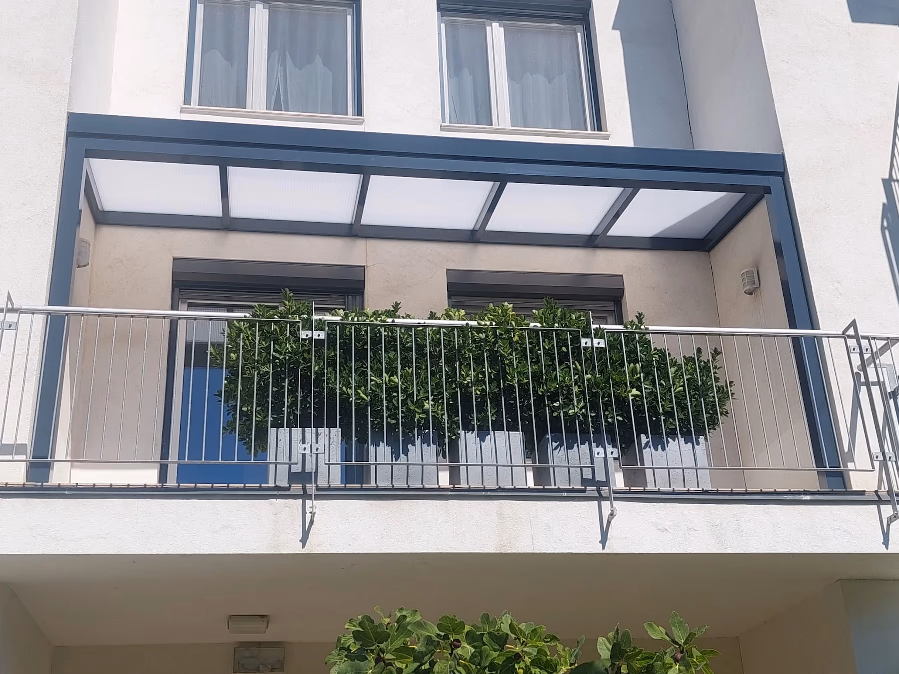 Realisierung der Aluminiumpergola Economic Class bei einem Einfamilienhaus