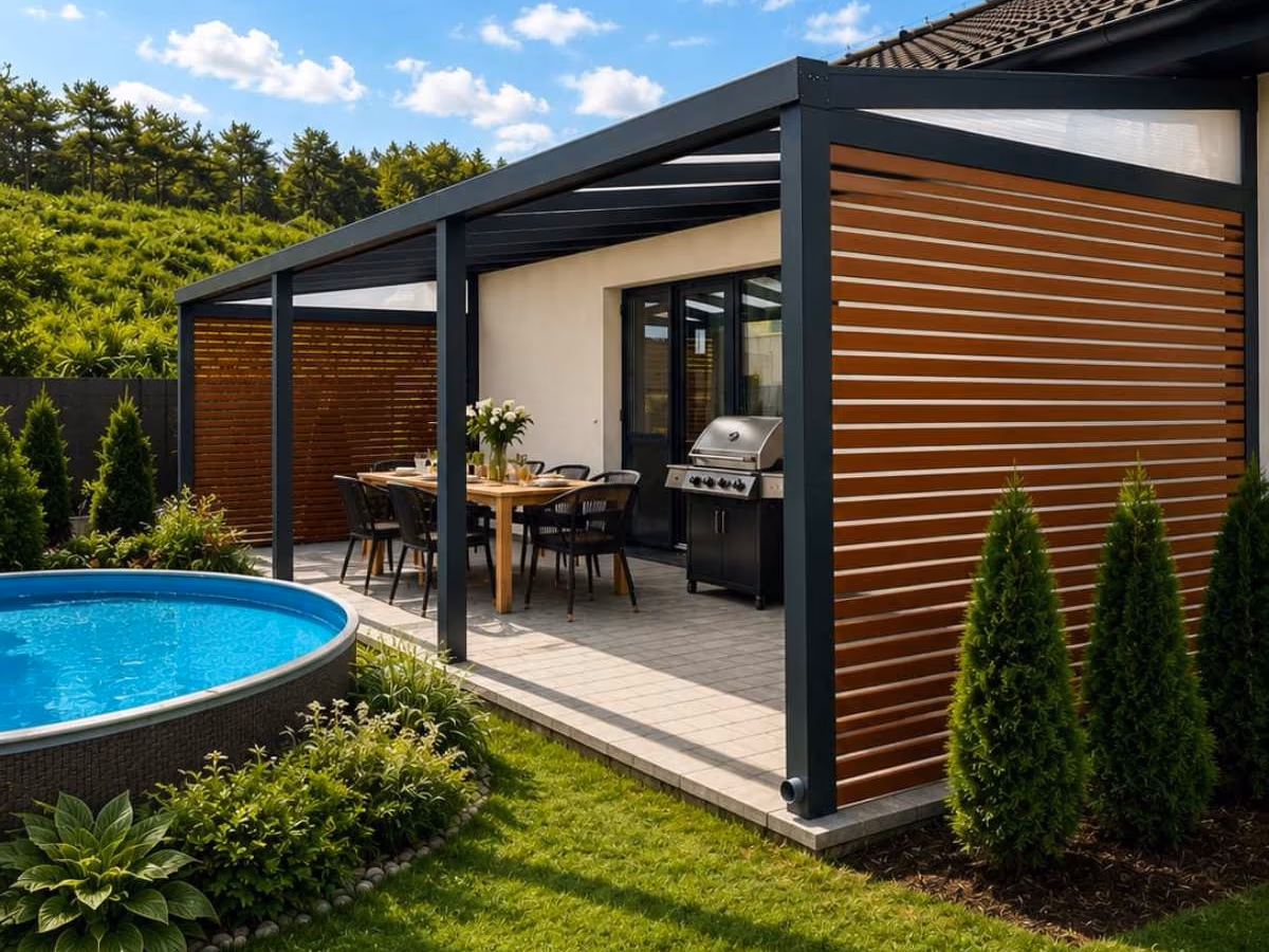 Aluminiumpergola Economic Class mit seitlichen Holzelementen, Essbereich und Grill neben dem Pool