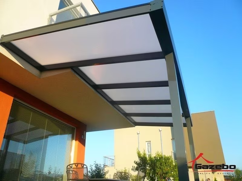 Aluminiumpergola Economic Class mit Verglasung an einem modernen Gebäude