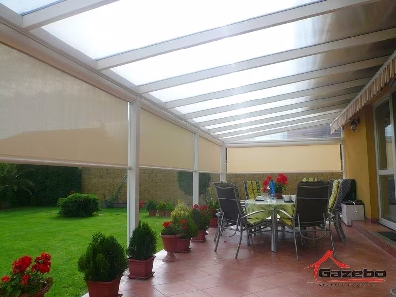 Weiße Aluminiumpergola Economic Class über einer Terrasse mit Essgruppe im Garten