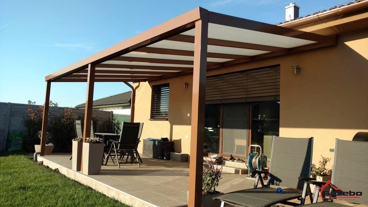 Aluminiumpergola Economic Class in Holzoptik über einer Terrasse mit Sitzgelegenheit