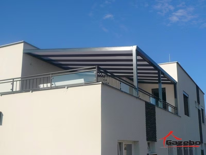 Anthrazitfarbene Aluminiumpergola Economic Class auf der Dachterrasse eines modernen Flachdachhauses
