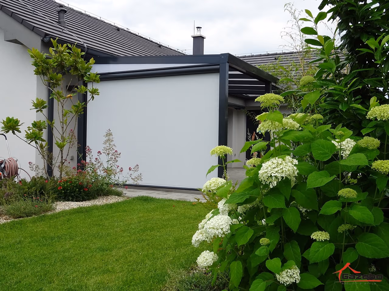 Große Aluminiumpergola Economic Class ohne Breitenbegrenzung über einem Innenhof