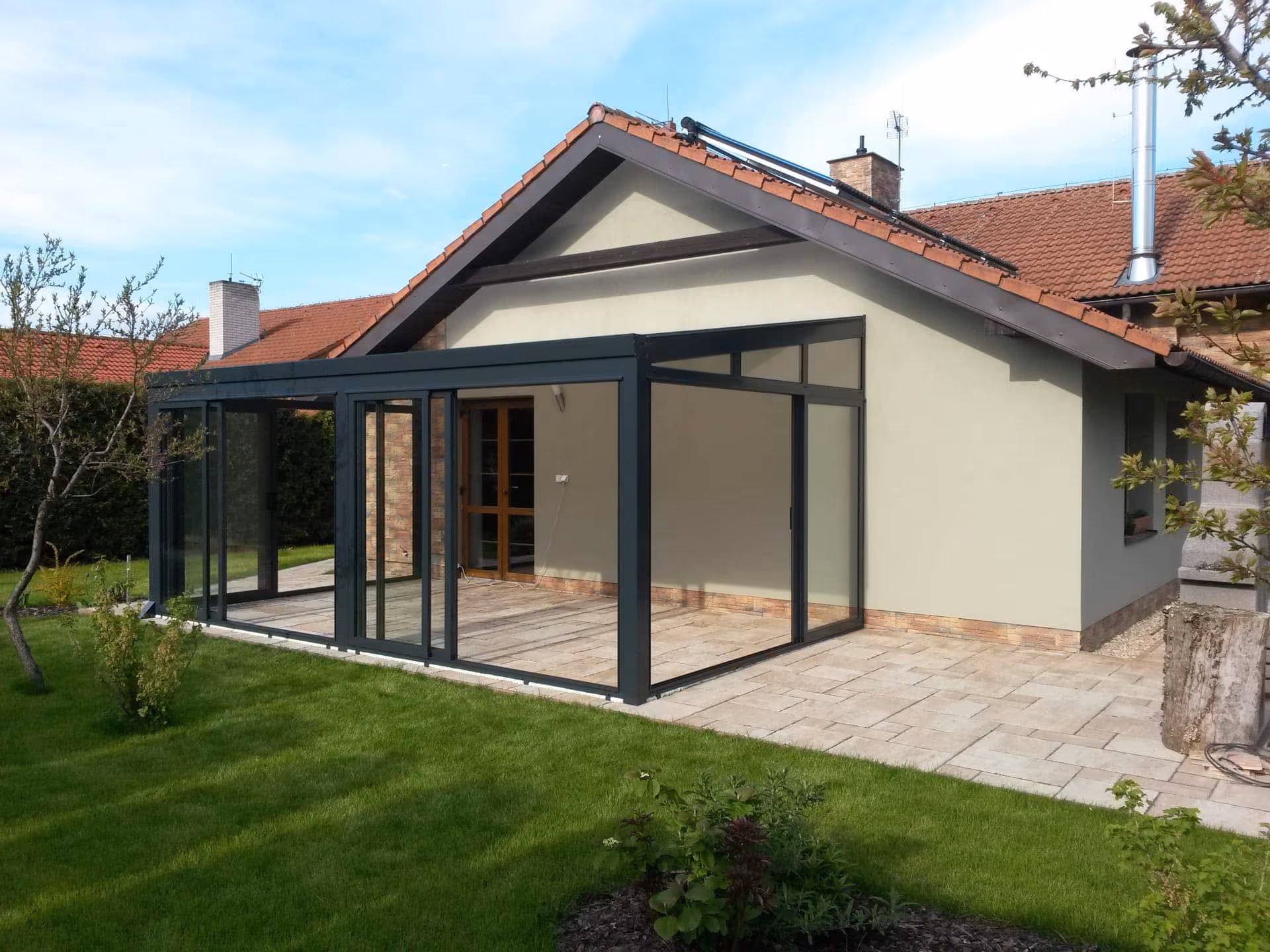 Modernes Design eines verglasten Wintergartens Economic Garden auf einer Terrasse