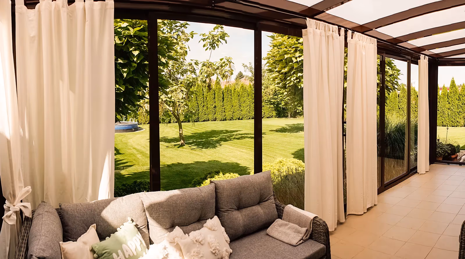 Maßgefertigter Wintergarten Economic Garden für die Terrasse eines Hauses
