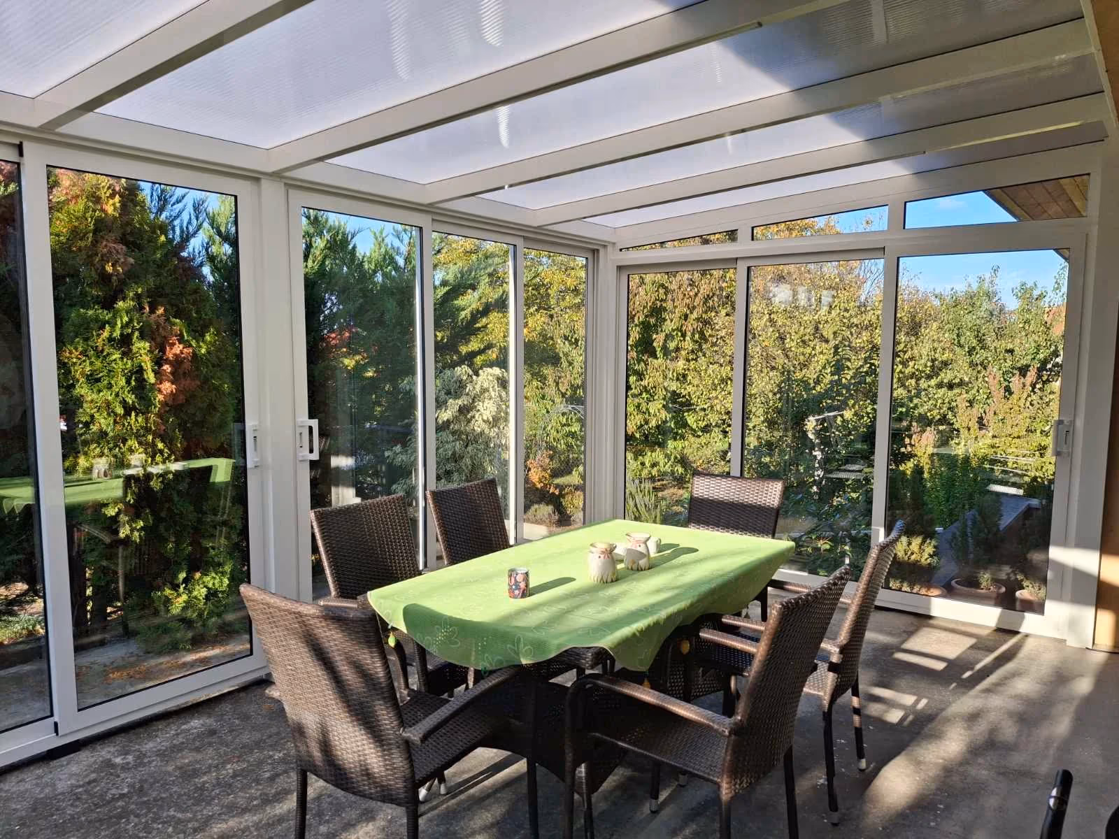Fertiger Aluminium-Wintergarten Economic Garden auf einer Terrasse