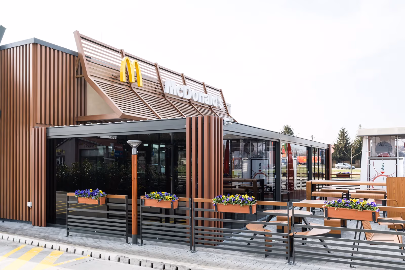 Wartungsfreie exklusive bioklimatische Aluminiumpergola neben einem modernen Haus