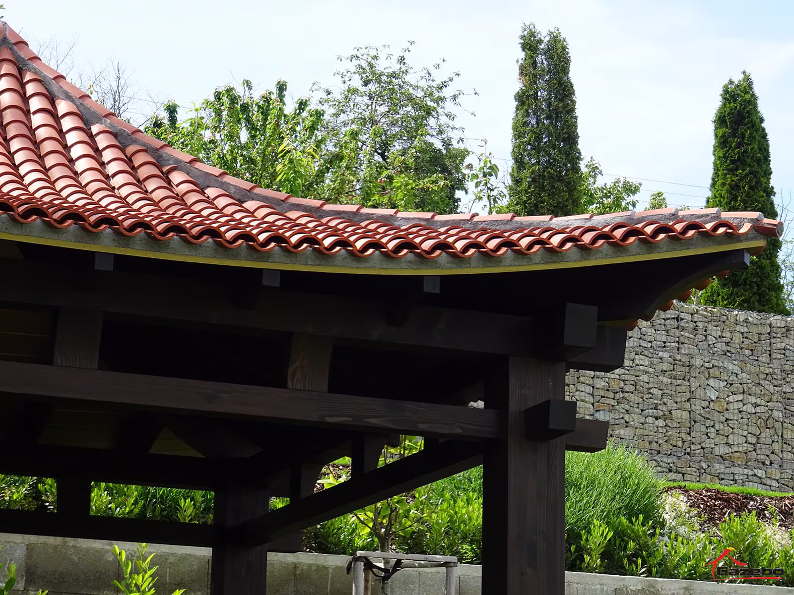 Detail des geschwungenen Keramikdachs des Holzpavillons Hinode