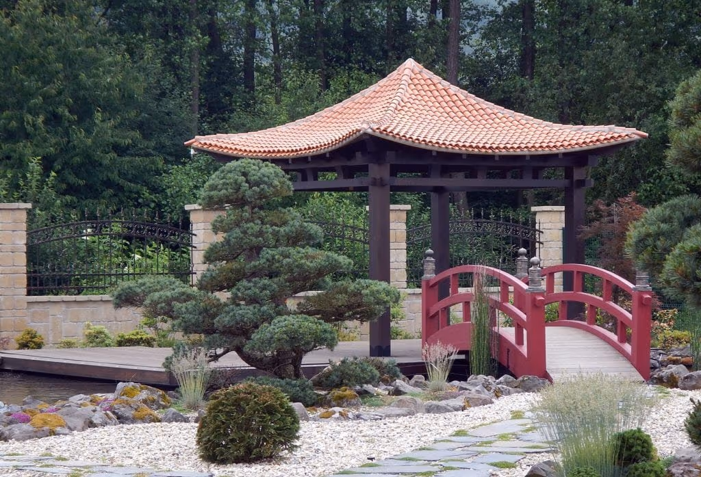 Gravierte Messingplakette am Holzpavillon Hinode
