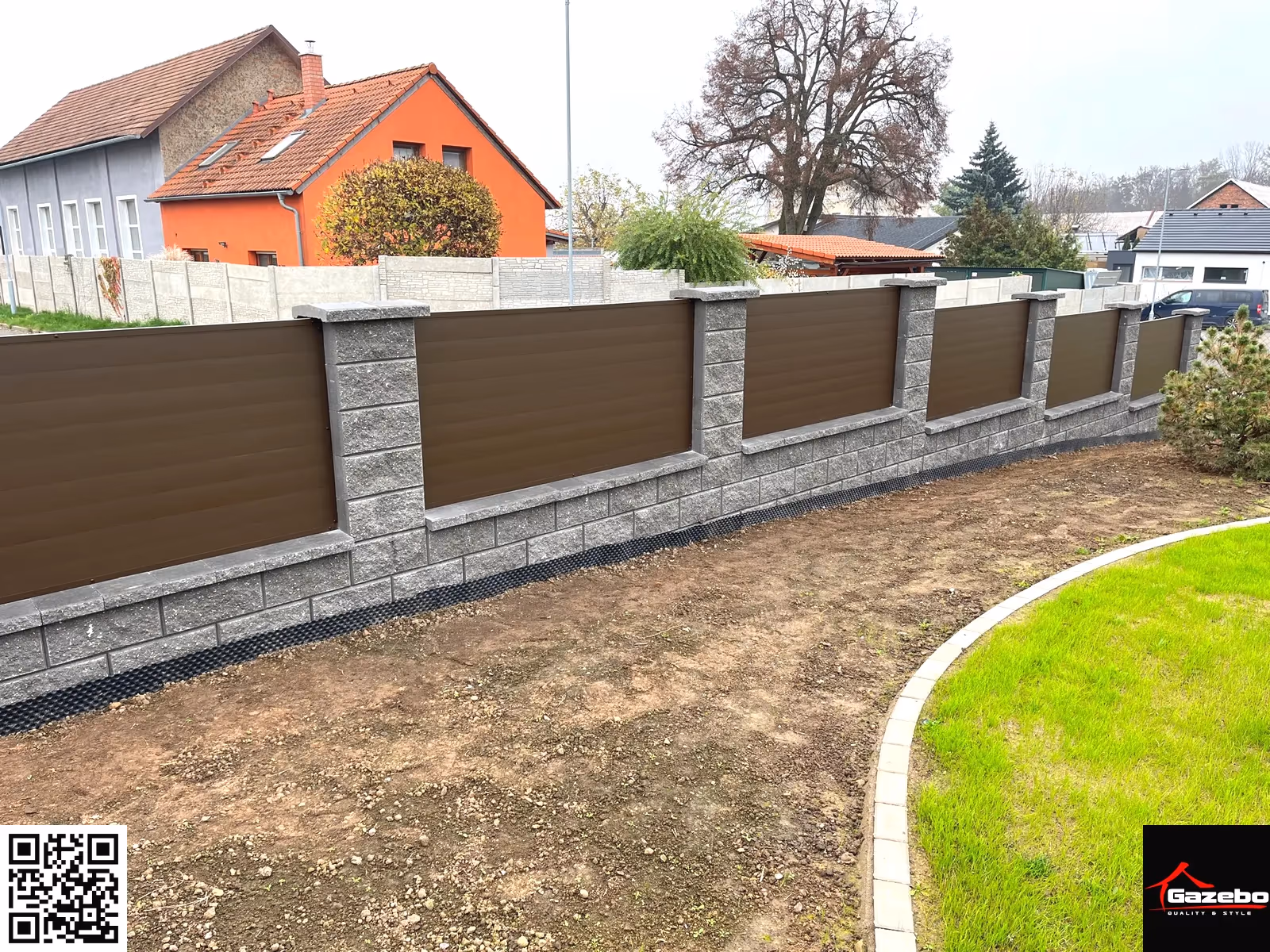 Moderner Aluminiumzaun im braunen Holzdekor auf Natursteinsockeln
