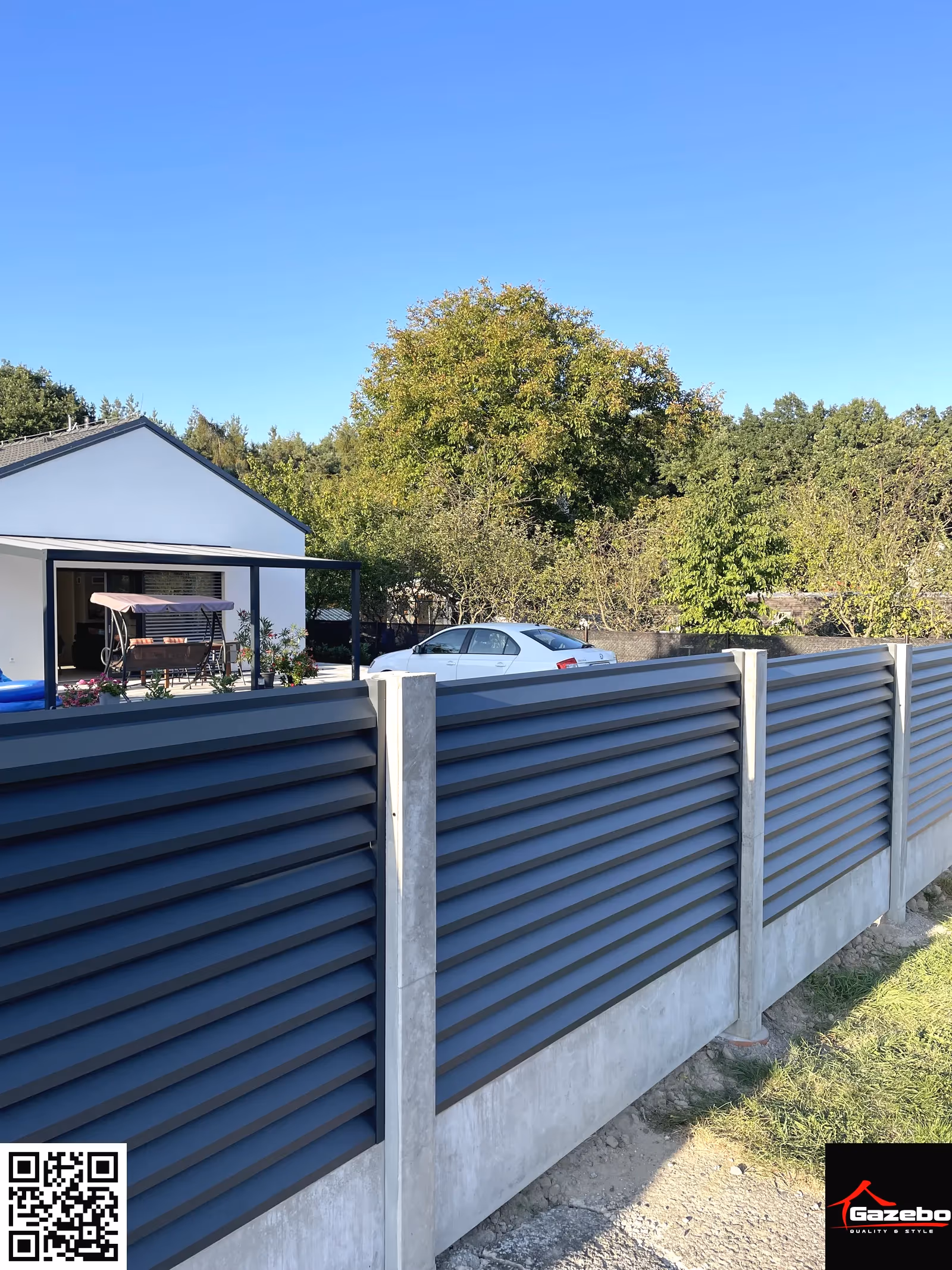 Moderner Aluminiumzaun mit senkrechter Lamellenfüllung