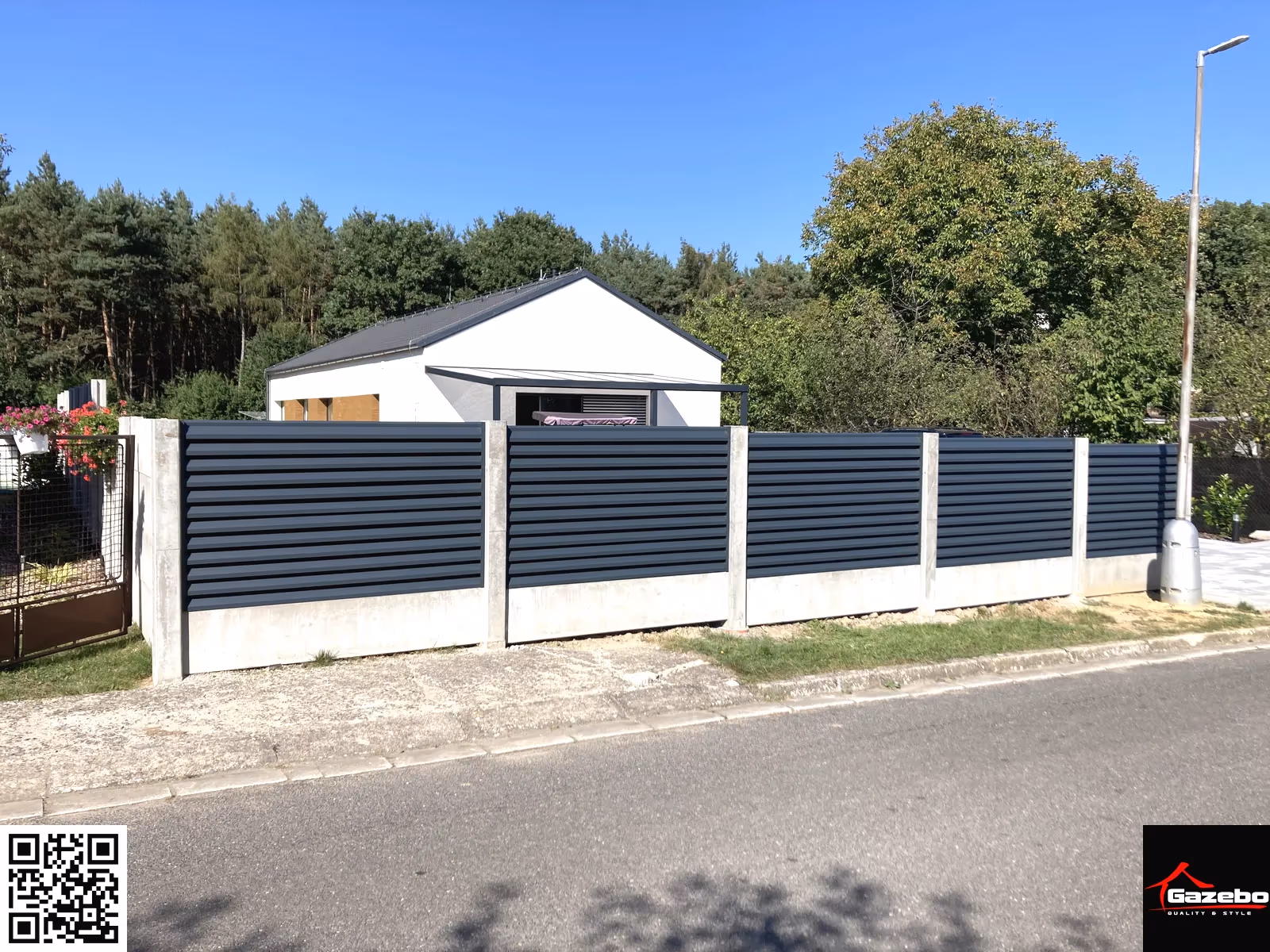 Aluminiumzaun mit Z-Ausführung der Füllung neben einem modernen Haus