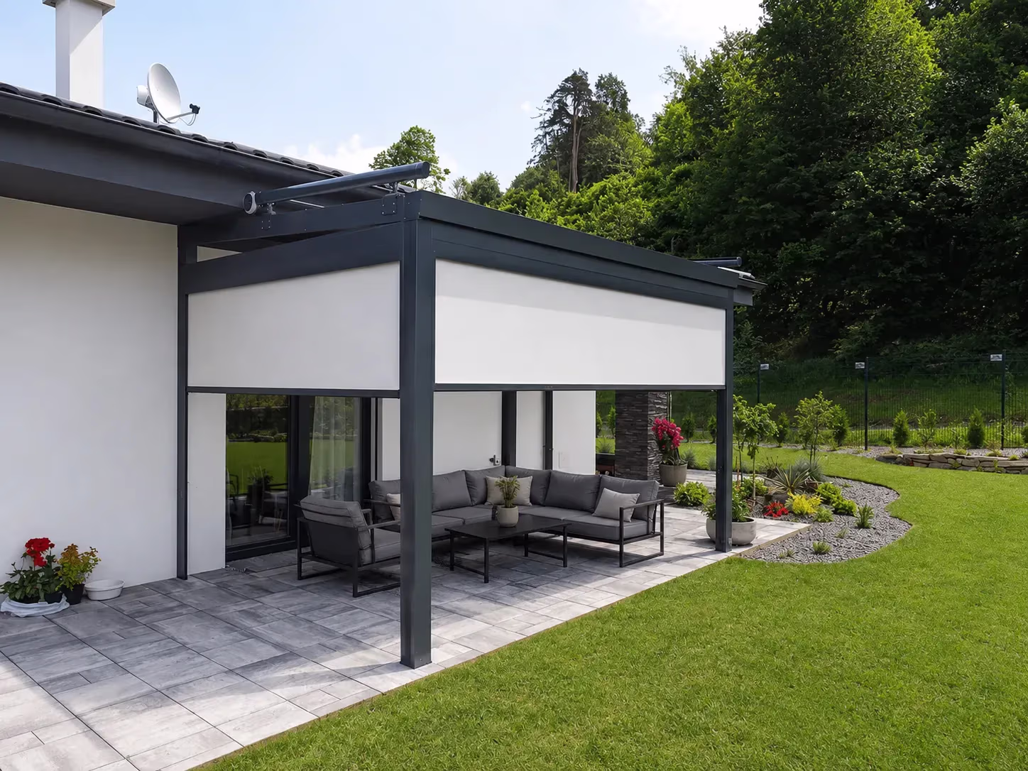 Aluminiumpergola Top Class mit einem vorderen elektrischen Rollo
