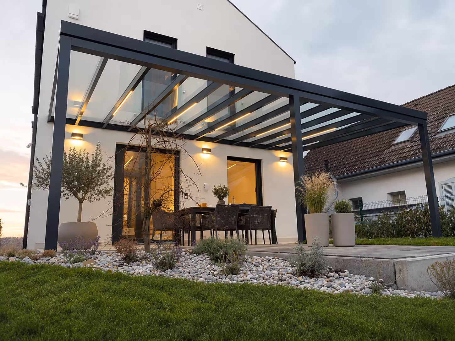Aluminiumpergola Top Class mit LED-Beleuchtung im Garten