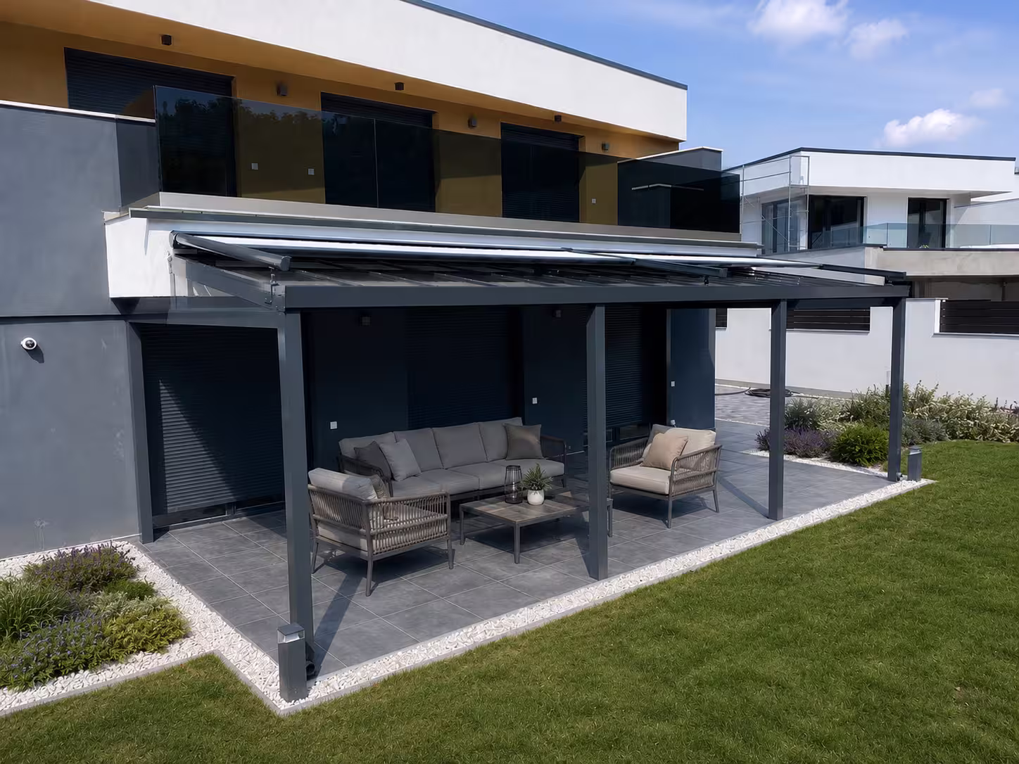 Pergola Top Class mit Dachbeschattung auf einer modernen Terrasse