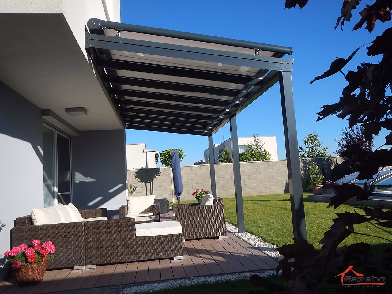 Eingerichtete Aluminiumpergola Top Class mit Rattanmöbeln auf der Terrasse