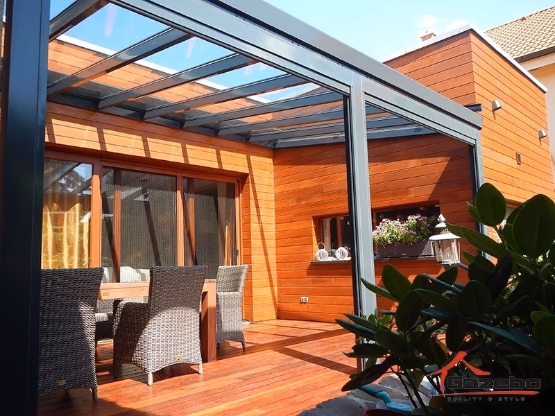 Aluminiumpergola Top Class bei einer Holzverkleidung des Hauses