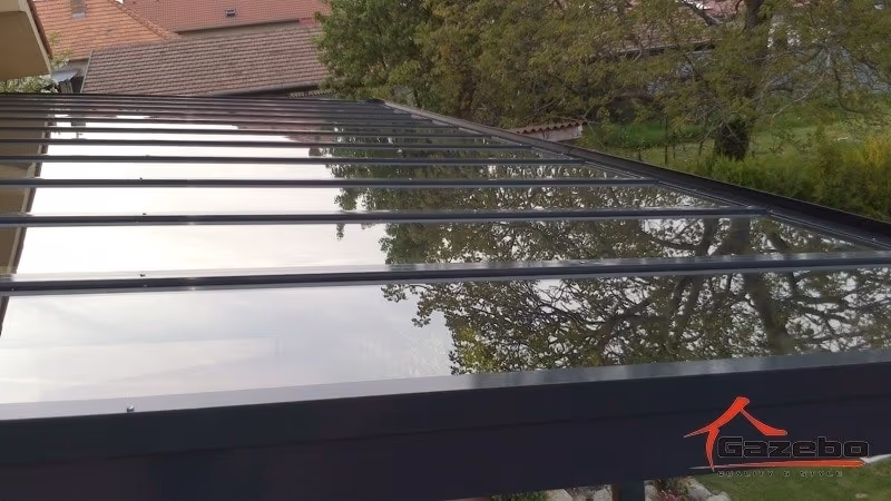 Aluminiumpergola Top Class mit Blick in den Garten mit Pool