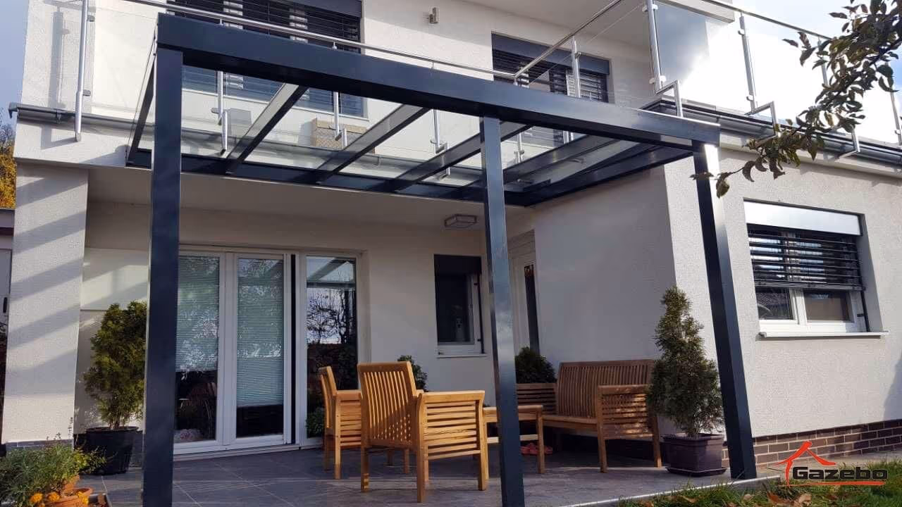 Aluminiumpergola Top Class mit Blick auf die Hügel
