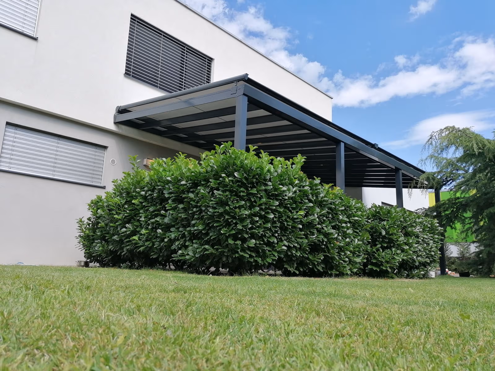Aluminiumpergola Top Class bei einer großen Glastür des Hauses