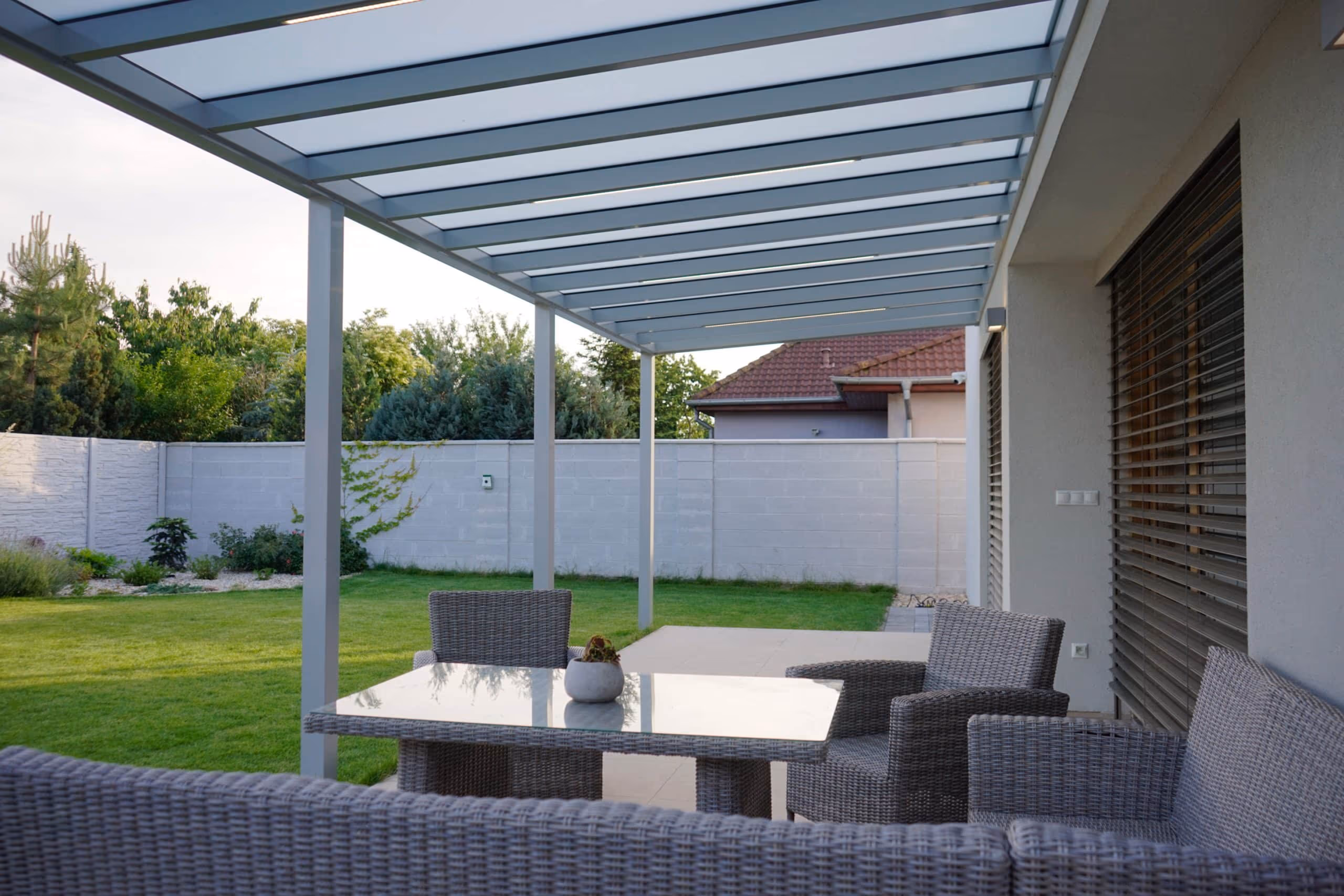 Aluminiumpergola Top Class bei einem Haus mit Holzfassade