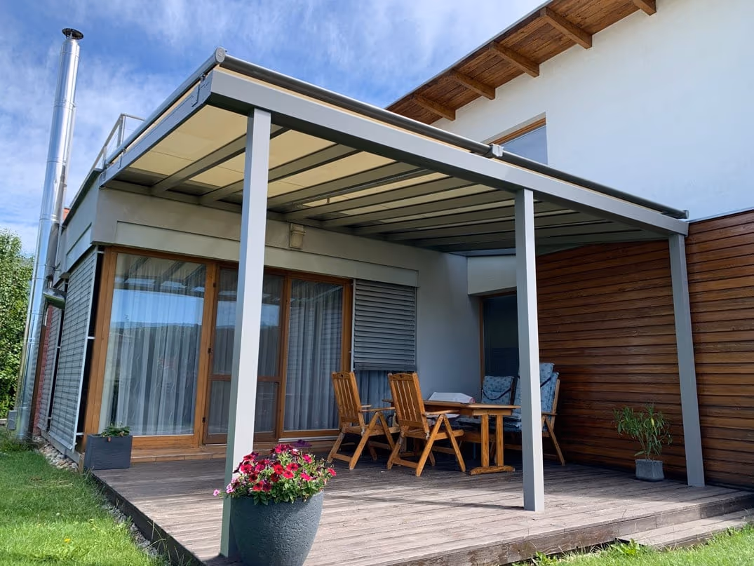 Aluminiumpergola Top Class mit Glasgeländer auf der Terrasse