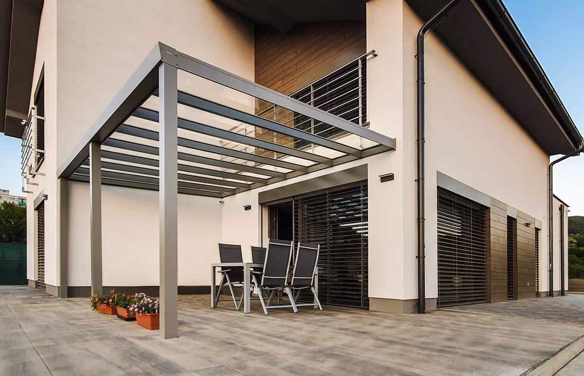 Eingerichtete Aluminiumpergola Top Class mit bequemen Loungesofas