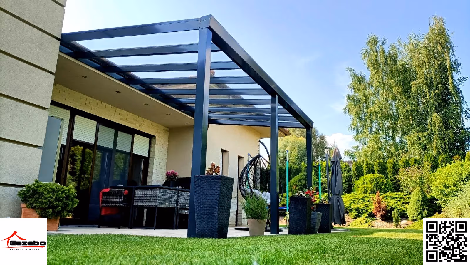 Realisierte Aluminiumpergola Top Class bei einem Einfamilienhaus mit Garten