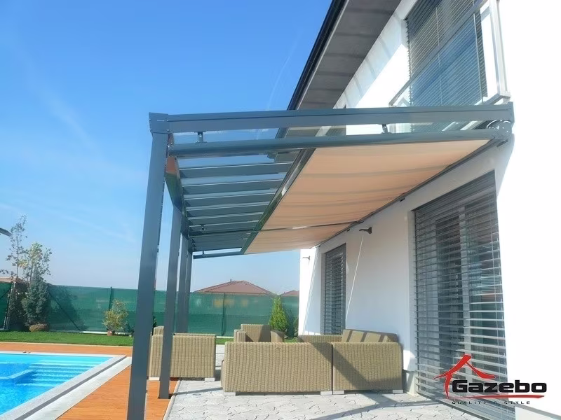 Anthrazitfarbene Aluminiumpergola Top Class mit Rattanmöbeln am Pool