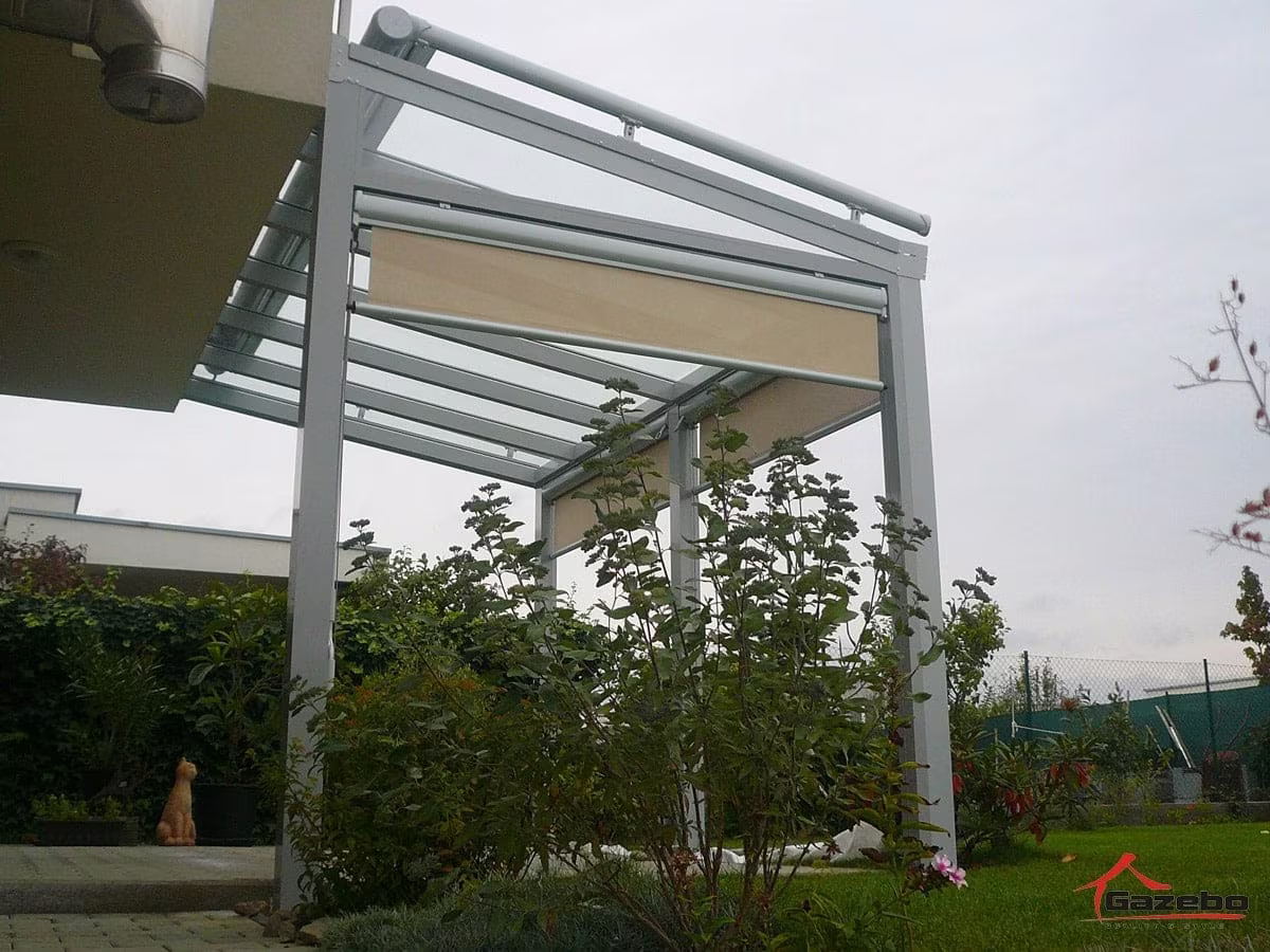 Weiße Aluminiumpergola Top Class mit Frontbeschattung über einer Terrasse im Garten