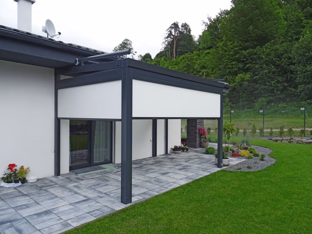Aluminiumpergola Top Class mit einem vorderen elektrischen Rollo
