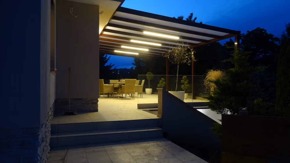 In den Sparren der Aluminiumpergola Top Class integrierte LED-Beleuchtung