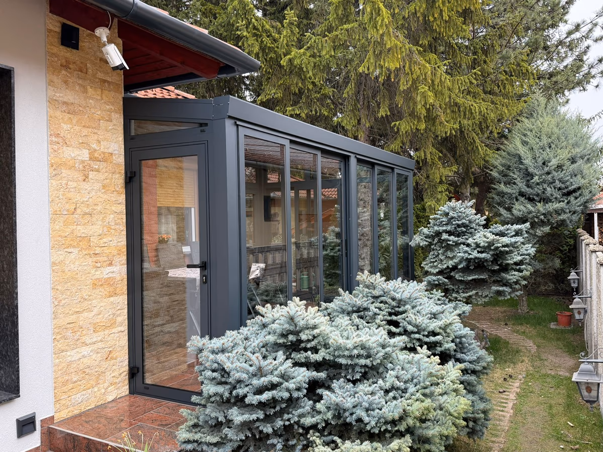Verglaster Aluminium-Wintergarten als Erweiterung der Pergola Top Class am Haus