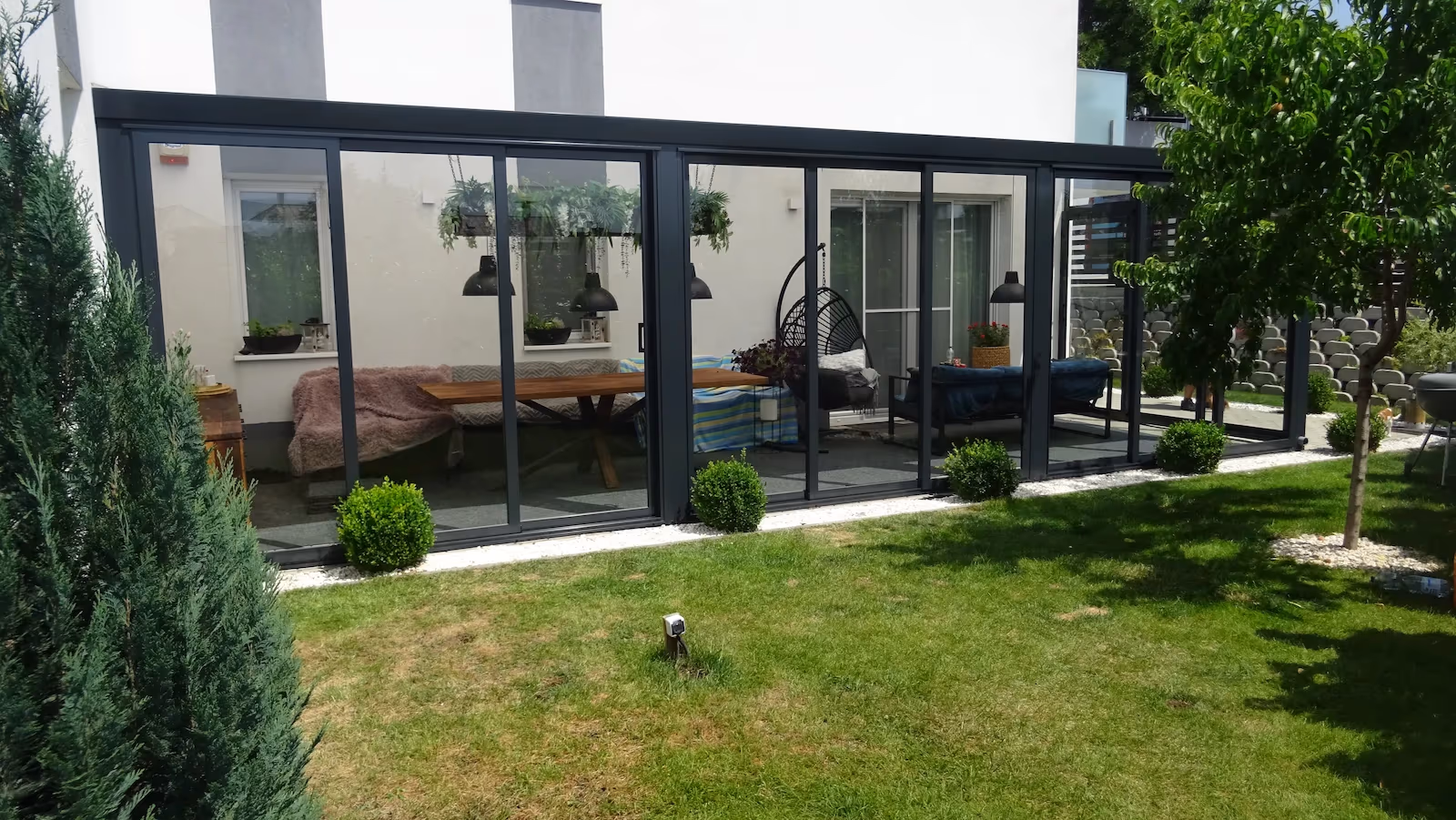 Wintergarten Top Garden 2 in Anthrazit mit Hängesessel