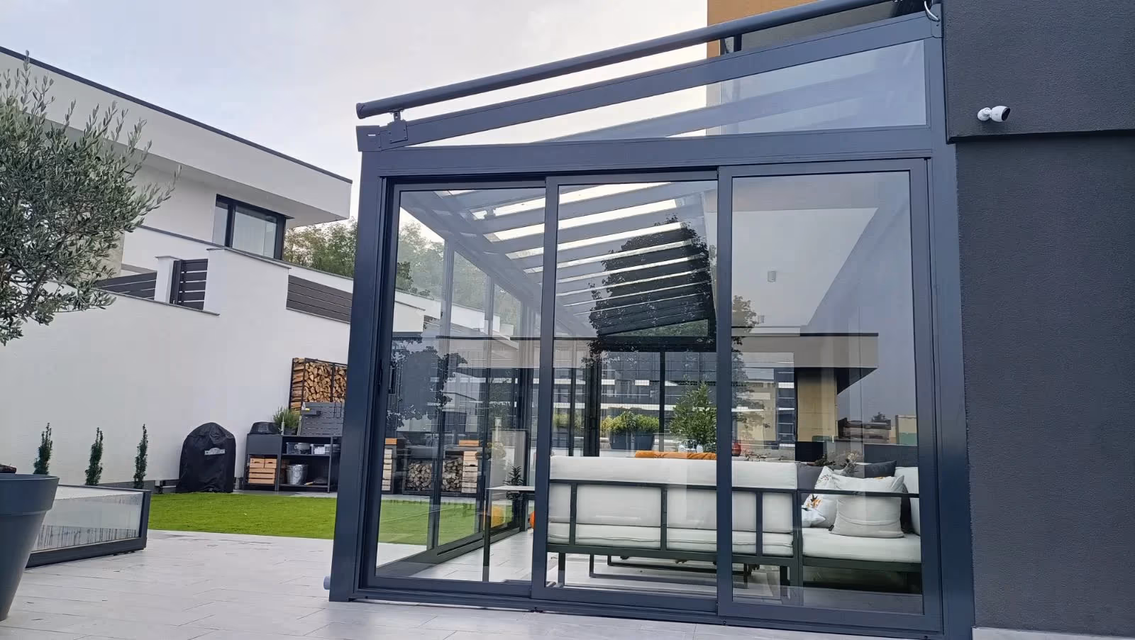 Wintergarten Top Garden 2 als Wohnraum mit gemütlichem Sitzbereich