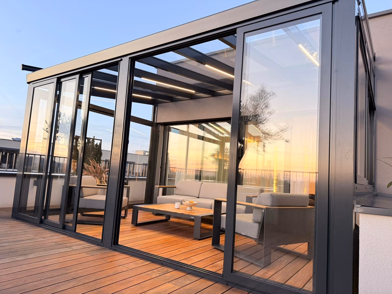 Wintergarten Top Garden 2 mit geöffneten Glas-Schiebewänden auf einer Dachterrasse