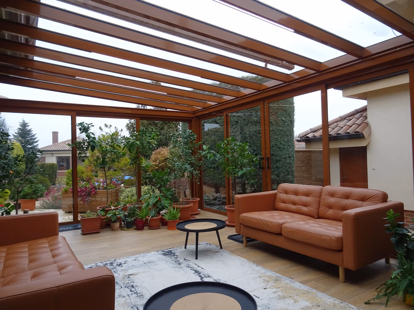 Modernes Design des Aluminium-Wintergartens Top Garden 2 neben einem Haus