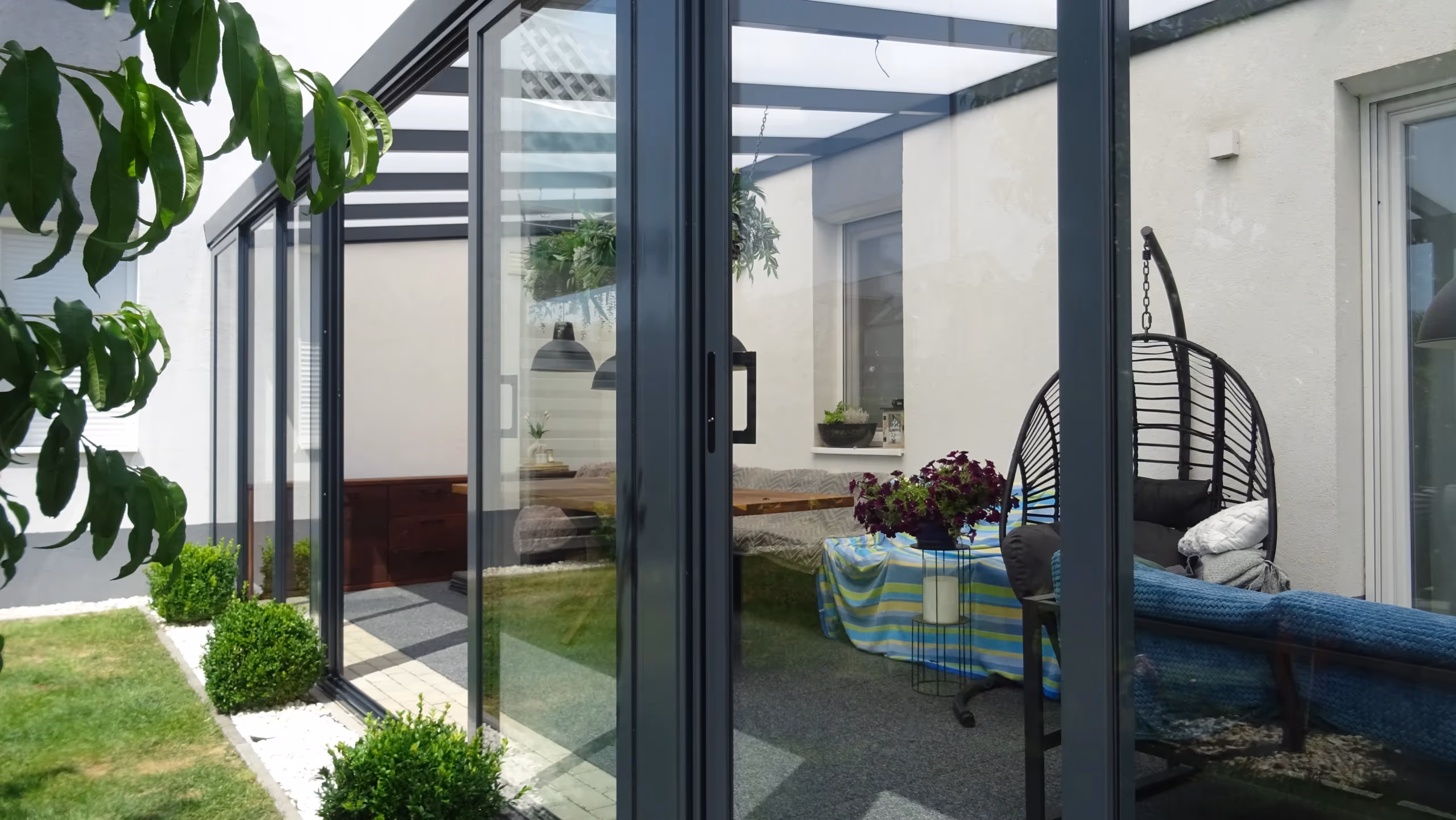 Verglaster Aluminium-Wintergarten Top Garden 2 auf einer Terrasse